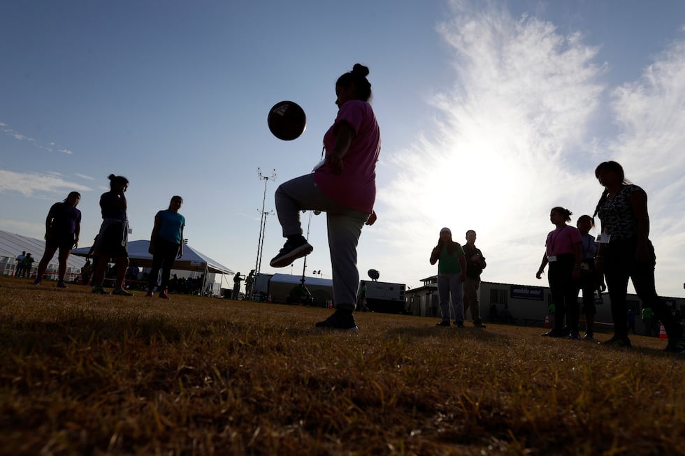 ARCHIVO - Migrantes jugando al fútbol en un nuevo centro de retención de migrantes para niños...