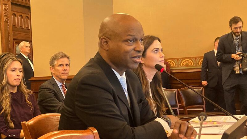 ARCHIVO – El presidente de la Cámara de Representantes de Illinois, Emanuel "Chris" Welch,...