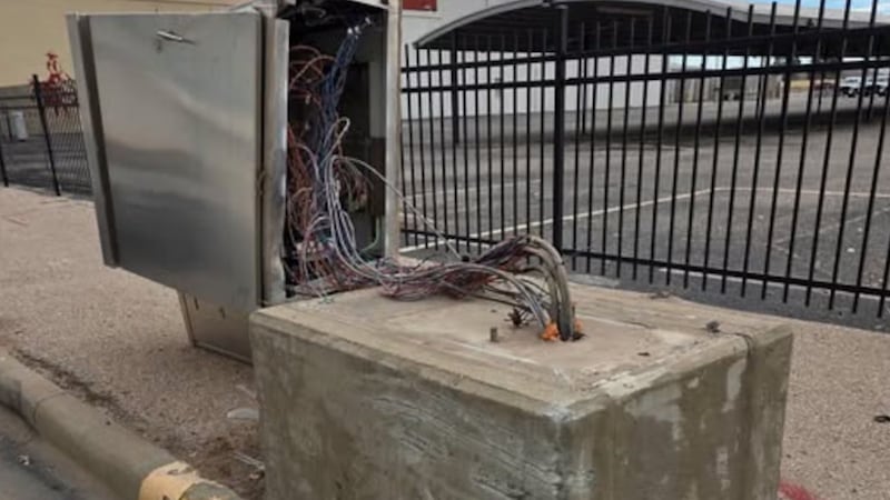 El semáforo de la calle Big Spring y la avenida Missouri está parpadeando en rojo en todas las...