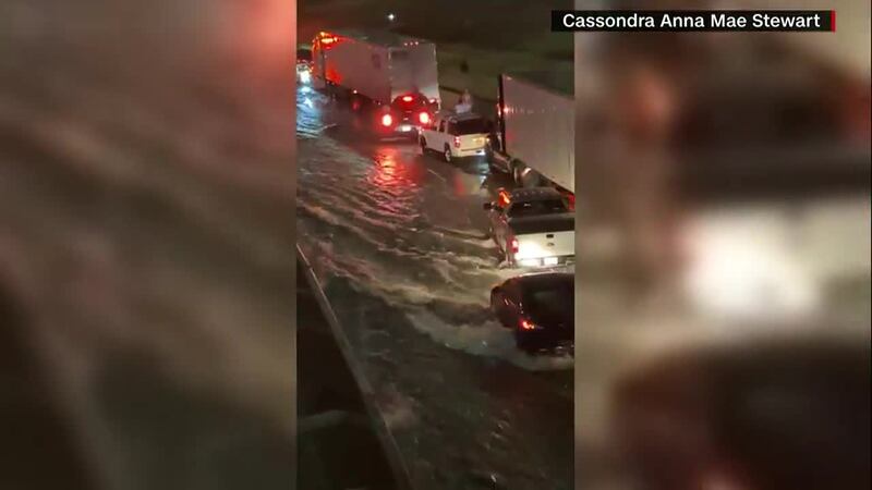 Los vehículos en Dallas están atrapados en carreteras inundadas el lunes por la mañana.