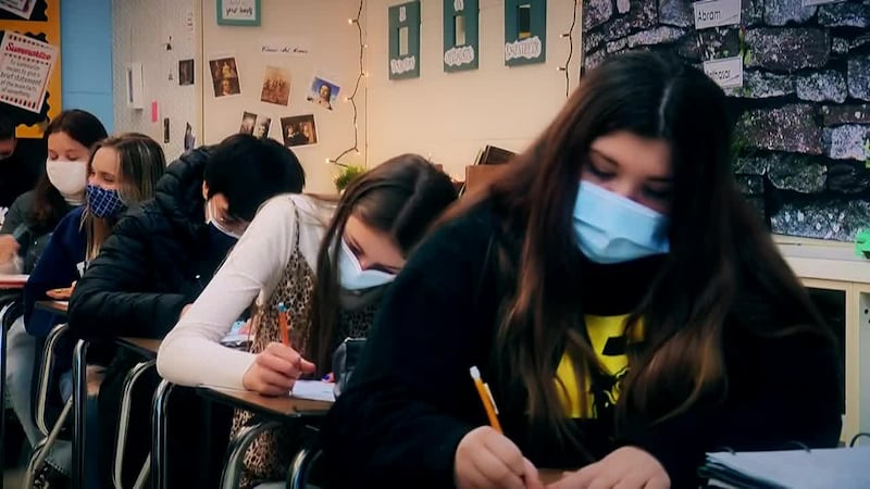 Los expertos en salud dicen que los niños están mejor en un aula con sus compañeros, siempre...