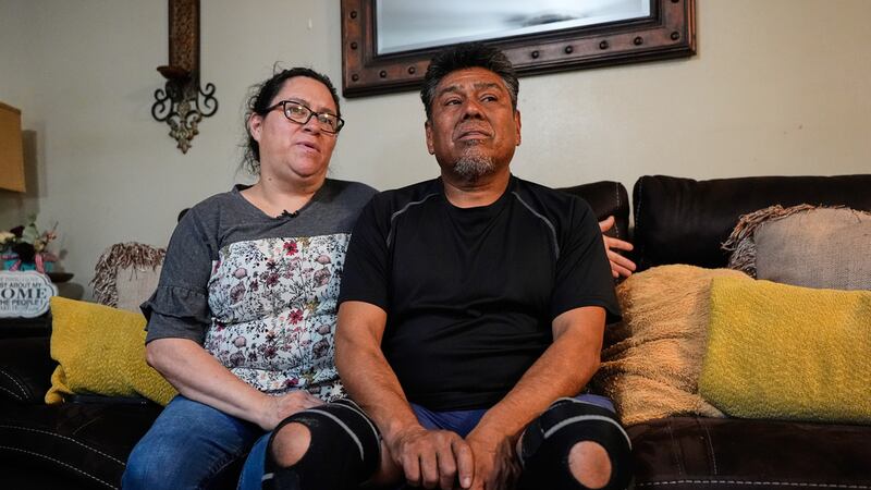 Celia Monreal y su esposo Jorge en su casa en Tyler, Texas, el 8 de octubre del 2025. (AP...