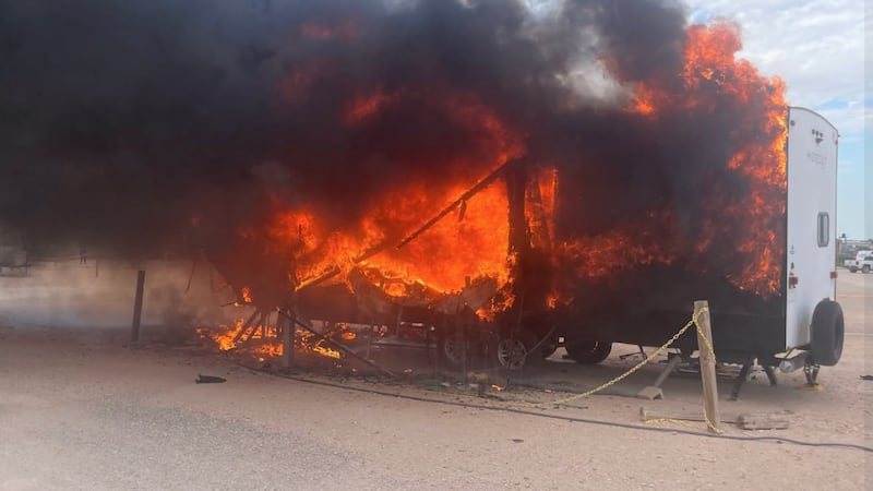 La Oficina del Jefe de Bomberos del condado de Midland está investigando ambos incendios.