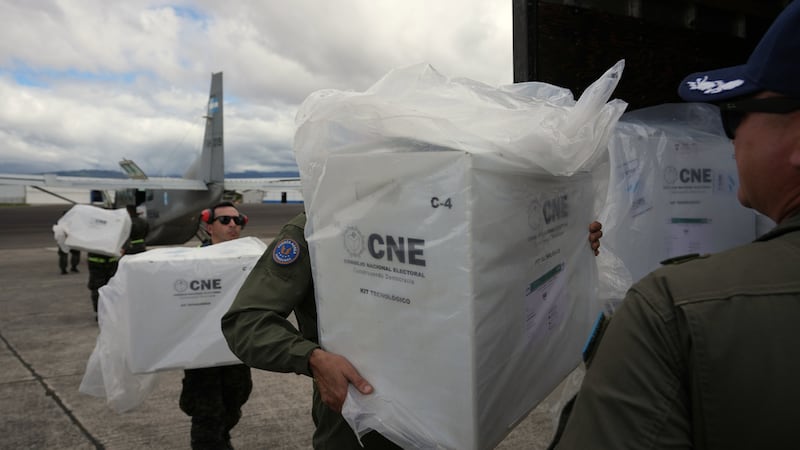 Soldados transportan urnas desde centros de votación rurales en el aeropuerto de Tegucigalpa,...