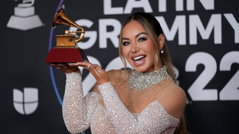 ARCHIVO - Chiquis posa en la sala de prensa con el premio a mejor álbum de banda por "Abeja...