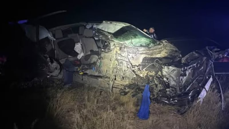 Las autoridades informaron que el conductor de la camioneta sufrió lesiones menores.