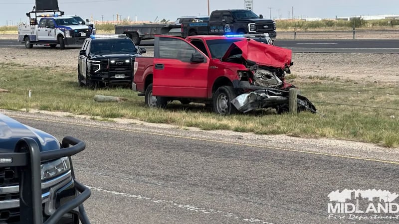 Al llegar al lugar, los socorristas atendieron a tres personas involucradas en el accidente.