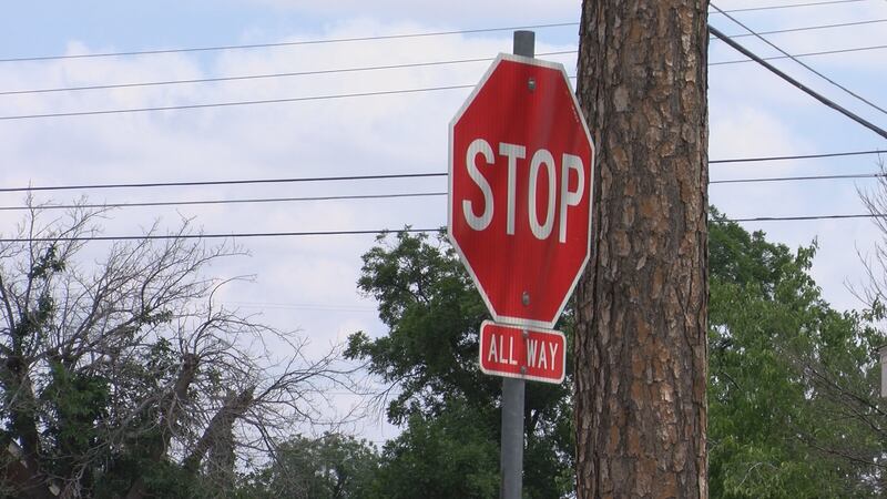 La gente está robando señales de tráfico, sobre todo señales de stop y algunas señales de...