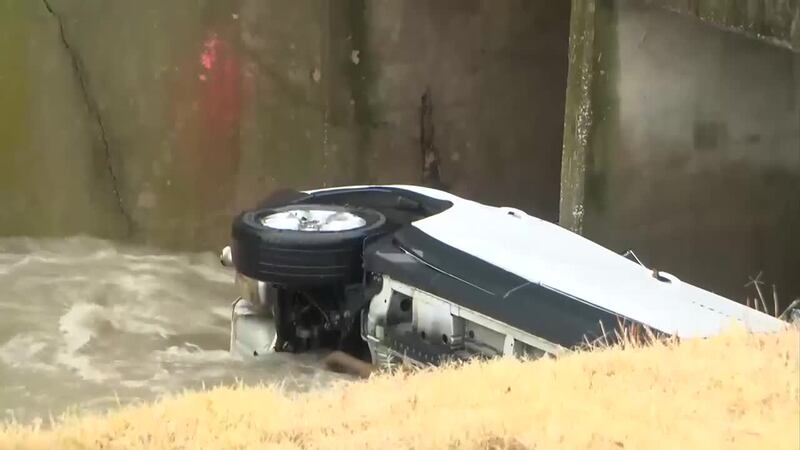 El auto en el que iban los seis ocupantes cayó en un drenaje en medio de las fuertes lluvias...