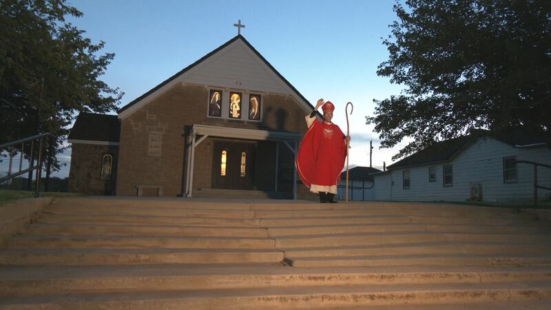 El obispo de San Angelo, Michael Sis, dice que hay iglesias más antiguas en El Paso, pero la...