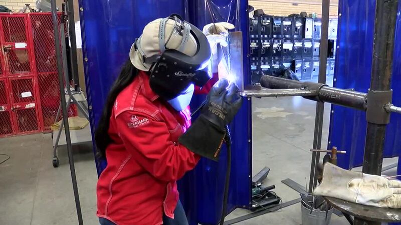 estudiante del este de Texas se convierte en la primera mujer de su escuela en llegar dos...