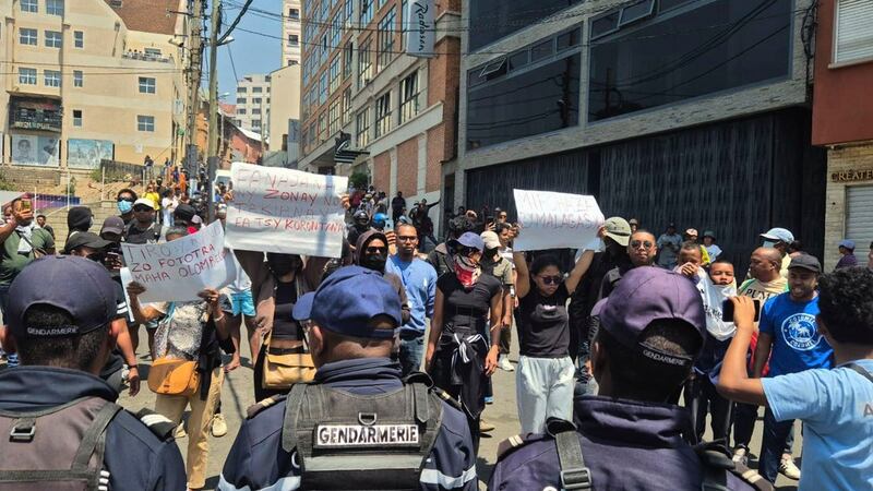 Manifestantes muestran carteles con frases como "Agua y electricidad son derechos humanos...