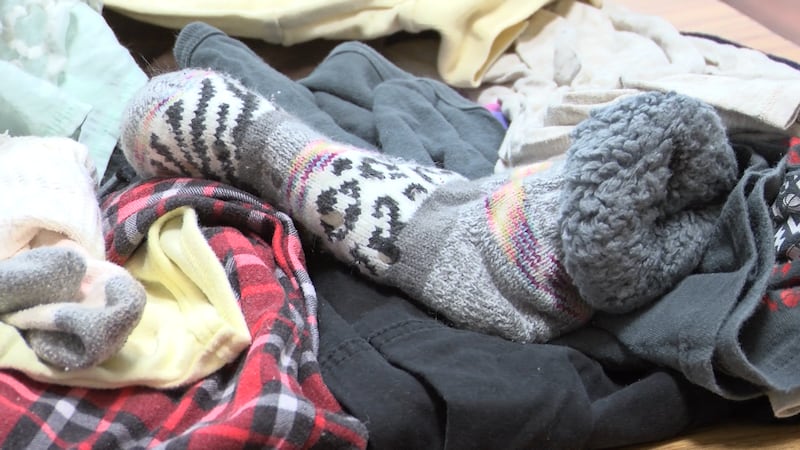 Mesa de ropa en el comedor social de Midland.