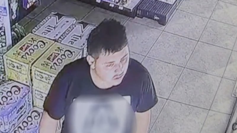 La policía indicó que el sospechoso fue captado por cámaras de vigilancia y que los...