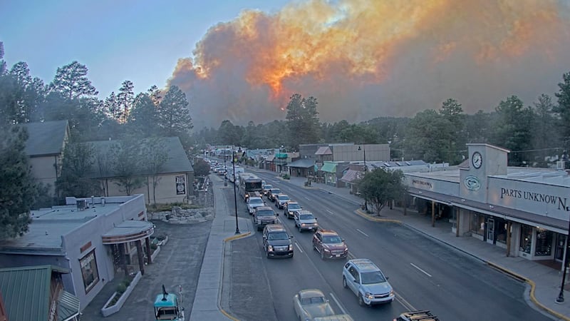En esta imagen, tomada de una cámara web y proporcionada por las autoridades de Ruidoso, una...