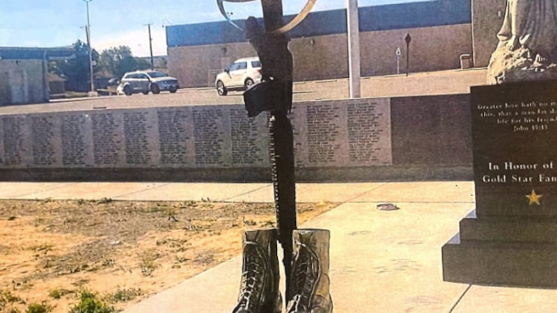 Entre el 23 de septiembre y el 1 de octubre de 2025, alguien robó una cruz de bronce del campo...