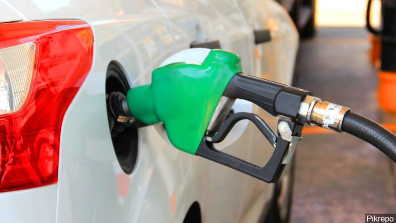 Por quinta semana consecutiva, la gasolina ha bajado, y de acuerdo con Triple-A esta es una de...