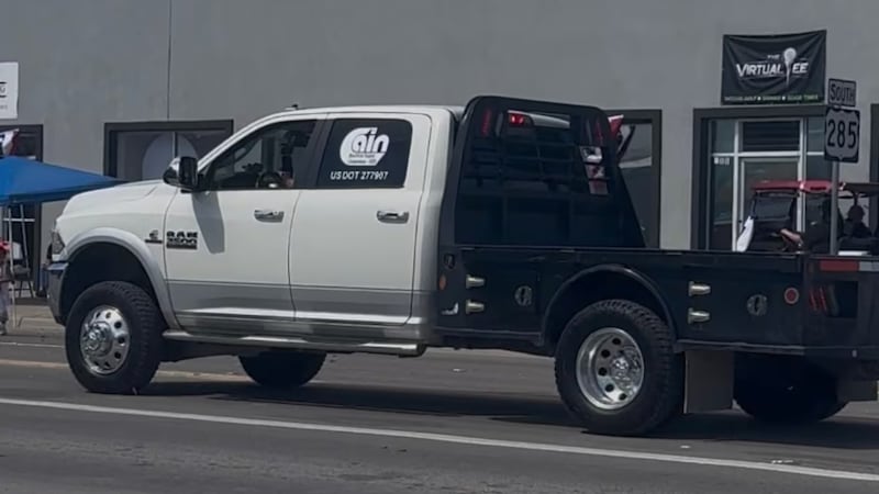 La camioneta lleva la matrícula de Texas RFZ6607, aunque la policía ha indicado que le falta...