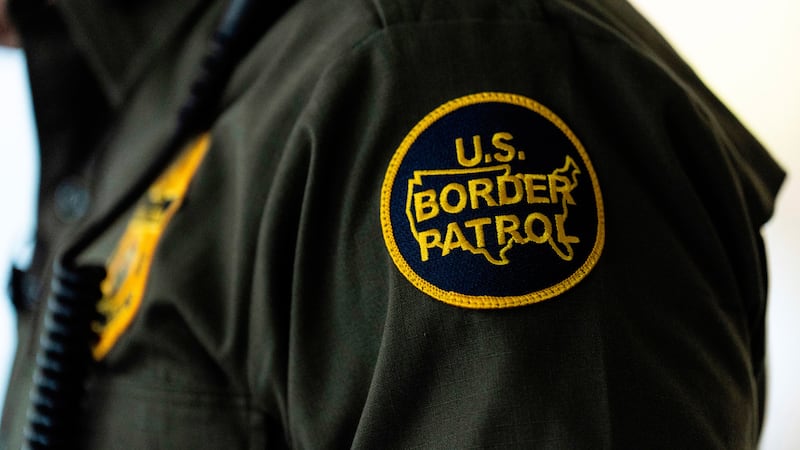 La insignia de la Patrulla Fronteriza en la chaqueta de Gregory Bovino, director de agentes de...