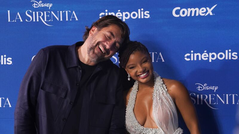 Los actores Halle Bailey, derecha, y Javier Bardem posan en la alfombra azul de la película La...