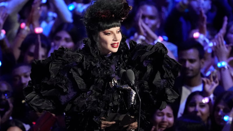 Lady Gaga acepta el premio al artista del año durante los MTV Video Music Awards el domingo 7...