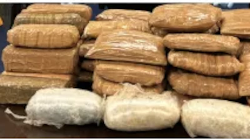 Paquetes que contenían 121,34 libras de metanfetamina incautados por agentes de la CBP en el...