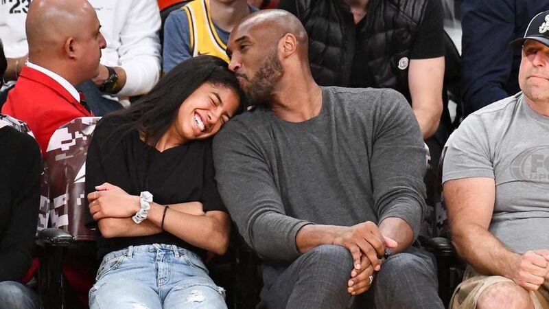 LOS ÁNGELES, CALIFORNIA - 17 DE NOVIEMBRE: Kobe Bryant y su hija Gianna Bryant asisten a un...