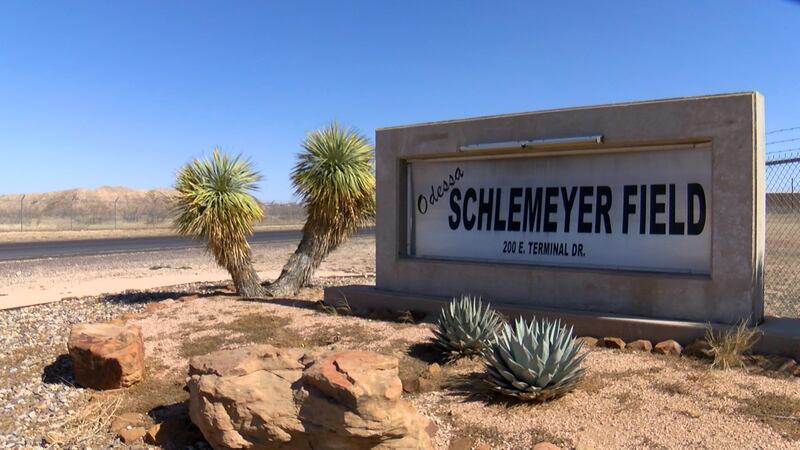 La entrada hacia el Aeropuerto Schlemeyer de Odessa, TX.