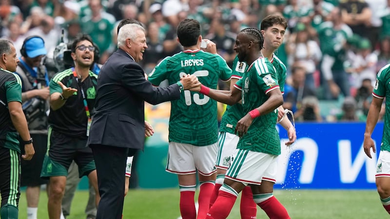 Julián Quiñones celebra un gol con el entrenador de México Javier Aguirre en un partido ante...