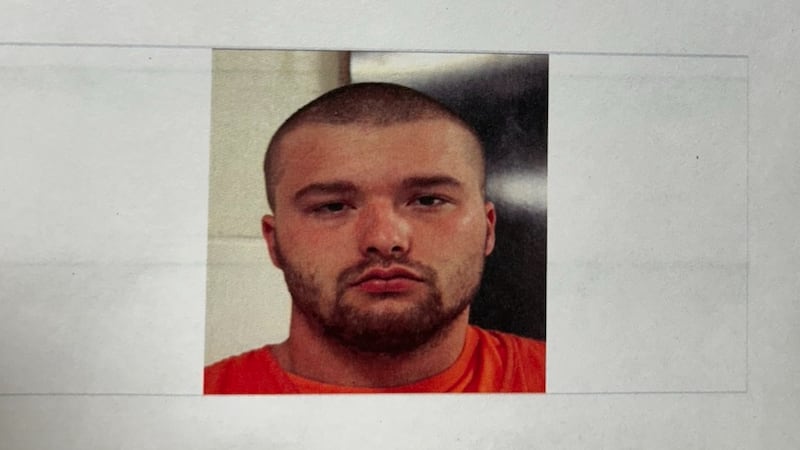 Durante la detención, otra persona que lo acompañaba también fue arrestada por obstrucción.