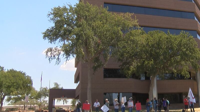 El Viernes por la tarde, los protestantes se reunieron en Midland para expresar sus...