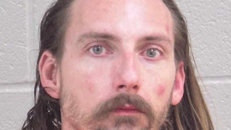 Los investigadores de narcóticos encontraron fentanilo, metanfetamina, THC, marihuana y dinero...