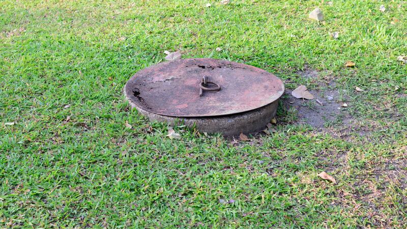Un niño pequeño murió después de caer en un tanque séptico como este.