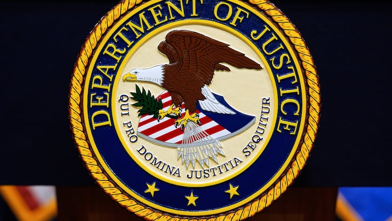 ARCHIVO El logotipo del Departamento de Justicia de Estados Unidos en un podio antes de una...