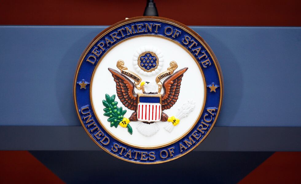 ARCHIVO - El sello del Departamento de Estado en la agencia de pasaportes de Washington, el 12...