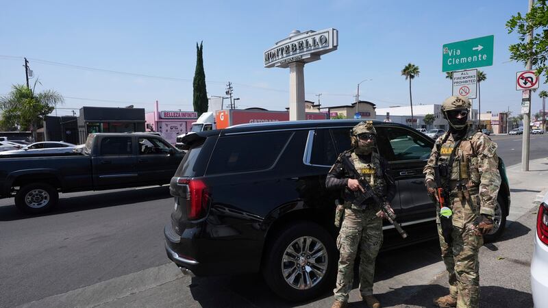 Agentes de inmigración realizan un operativo en Montebello, California, el 15 de agosto del...