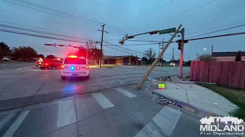 Luego del impacto, el poste quedó derribado, lo que afectó la operación de los semáforos en el...