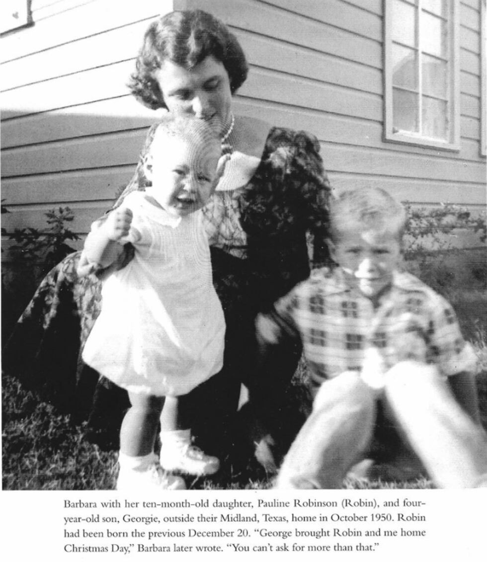 Barbara con su hija de 10 meses, Pauline Robinson y George de 4 años de edad a fuera de su...