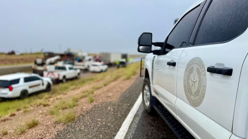 Se prevé que la carretera siga afectada durante algún tiempo mientras los equipos de...