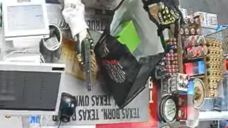 El sospechoso entró en la tienda, colocó una pistola sobre el mostrador y exigió dos botellas...