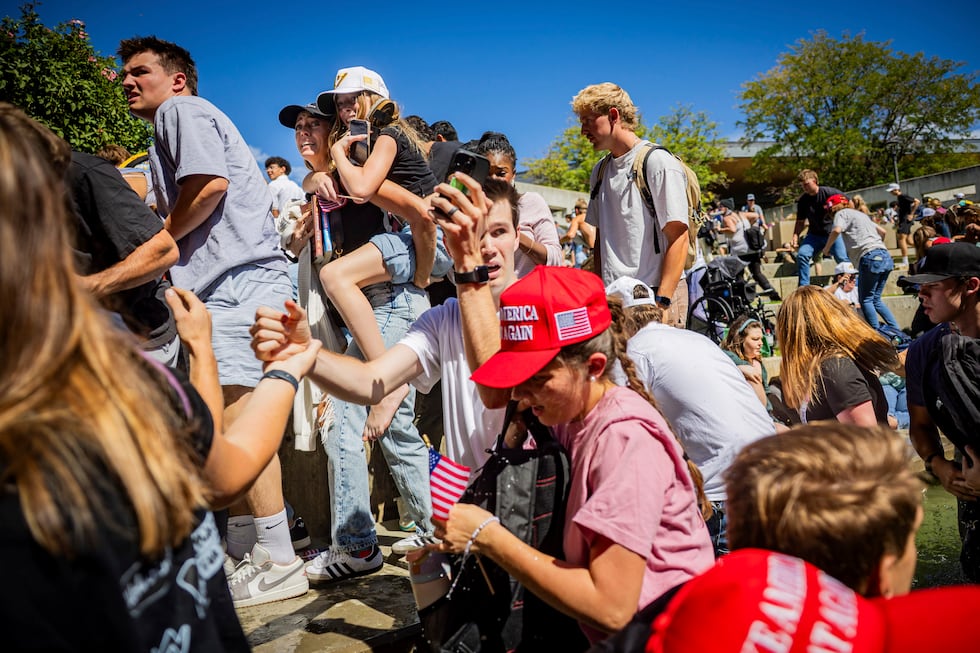 Asistentes reaccionan luego de que Charlie Kirk, director general y cofundador de la...