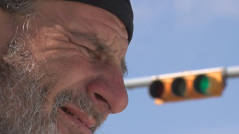 Un hombre de Midland vende arte en la calle para ayudar a otros necesitados