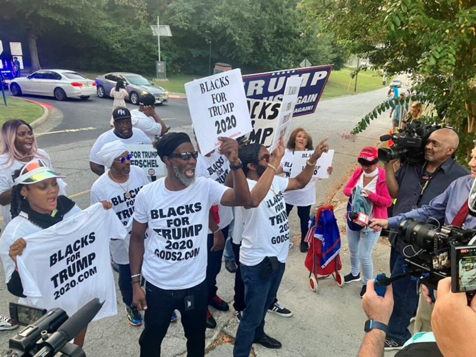 Partidarios de Trump se apostaron afuera de la cárcel del condado de Fulton en Atlanta.