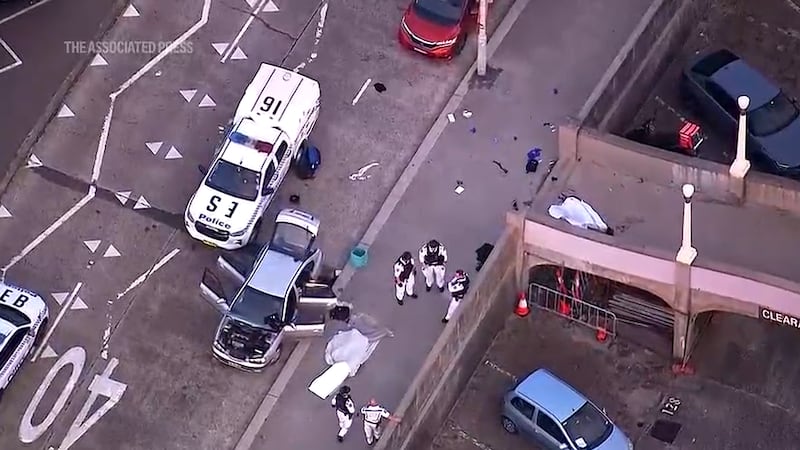 Dos hombres armados mataron a tiros a nueve personas el domingo en la playa Bondi Beach de...