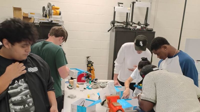 Los alumnos construyeron sus propios robots y posteriormente participaron en una competencia...