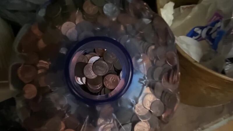 Una pareja de Minnesota se dio a la tarea de recoger monedas de un centavo de las calles y...