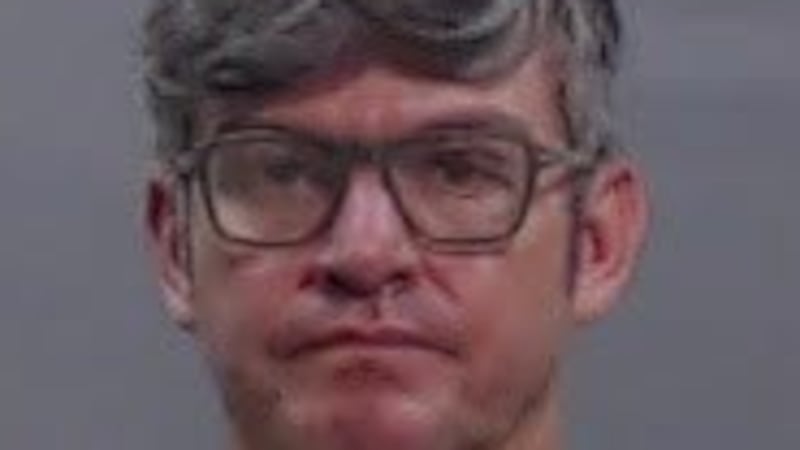 Rey Hinojosa Olivas fue arrestado el 14 de octubre de 2026 y enfrenta un cargo de abuso sexual...