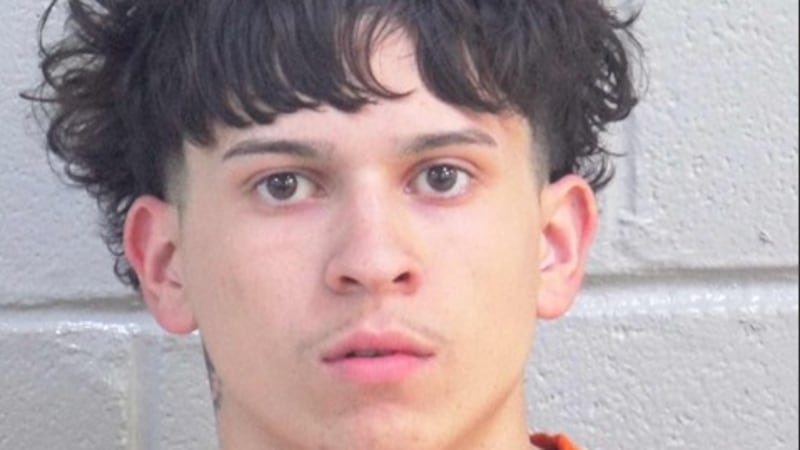 La Policía de Midland detuvo a un joven de 19 años por retener a un grupo de personas a punta...
