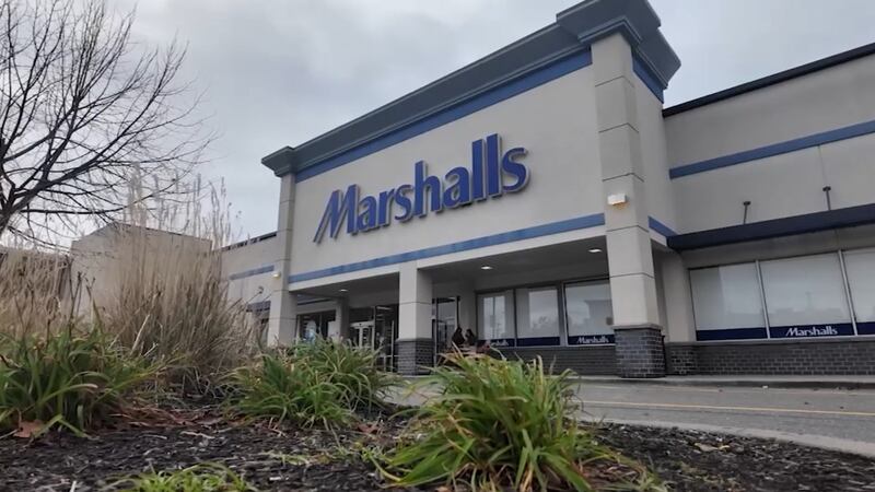 Clienta de tienda Marshalls compra cuchillos y apuñala a una mujer por tardarse mucho en la...