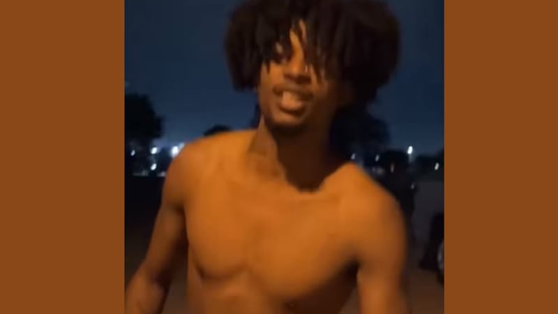 Los sujetos regresaron e intentaron volver a entrar por la misma ventana rota.